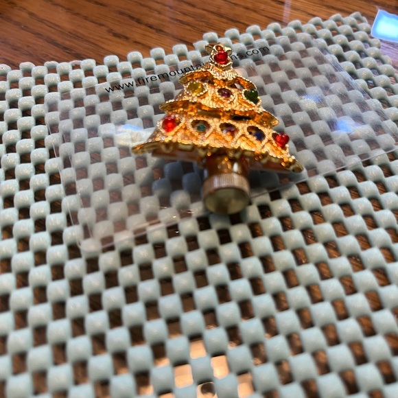 Getting ready for Christmas, this is the pin for you. Just needs two batteries - Picture 2 of 3